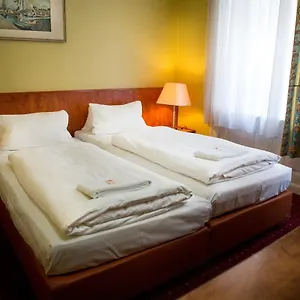 4* Hotel - Heefa Ohg